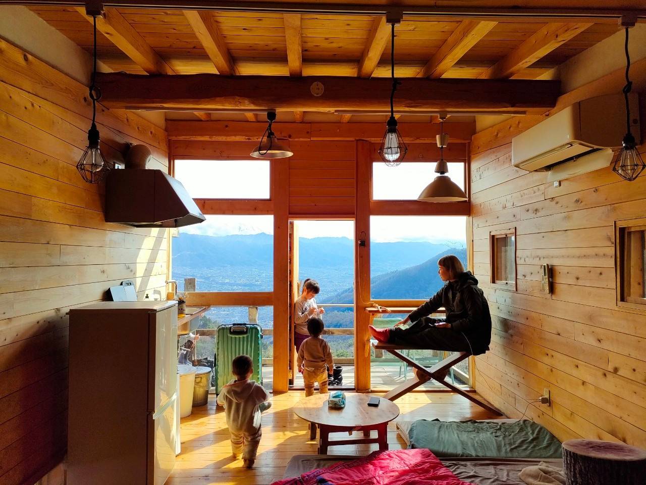 山を望む部屋から